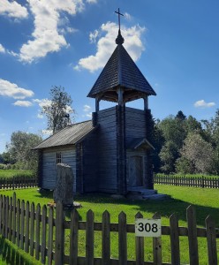 Påras kapell som nybyggd med staket runtomkring.