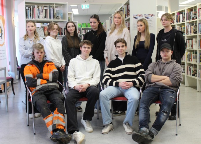 Ungdomsfullmäktiges medlemmar poserar i biblioteket