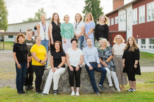 Glada lärare i gruppbild.